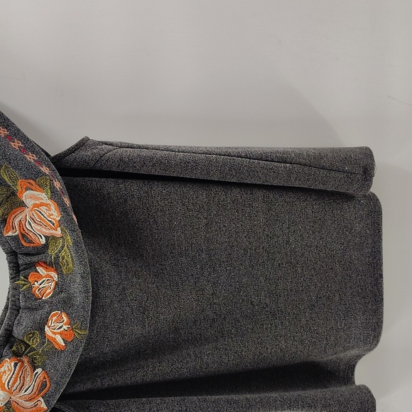 THML gray Open Neck Blouse Embroidered Flowers Size Large Sleeveless Stretch - Picture 3 of 8